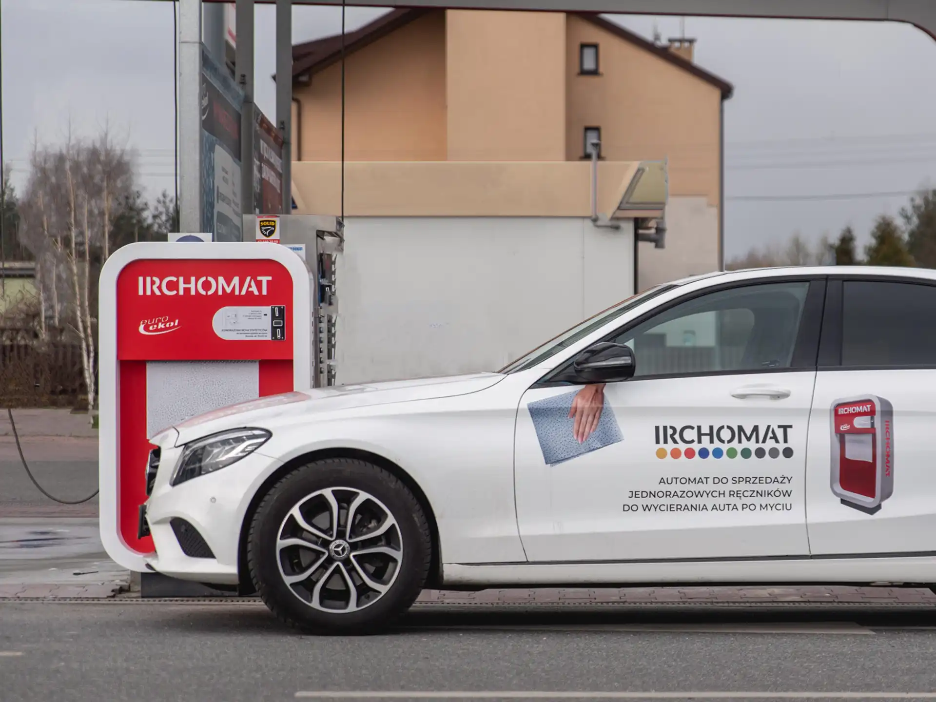 Oklejenie samochodu dla przedstawiciela automatów do sprzedaży ręczników do wycierania auta